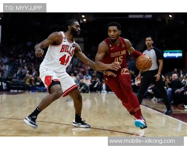 米切尔意外受伤被搀扶离场队内得分王身份岌岌可危