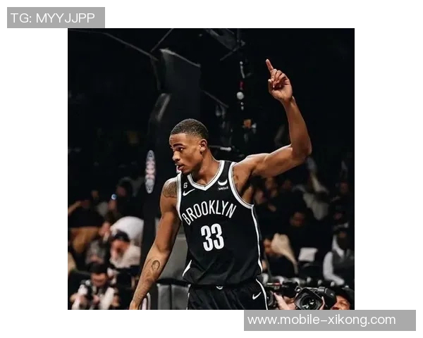 克拉克斯顿上半场表现惊艳7投5中砍下11分8篮板外线命中率完美