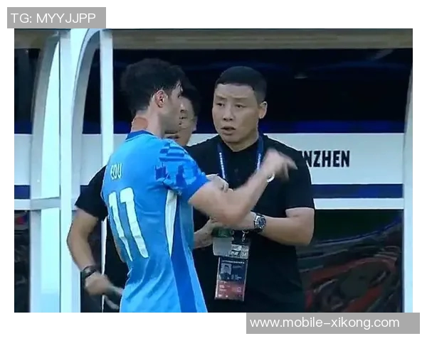 阿尔瓦拉多拼抢受伤迅速回更衣室后再度重返赛场展现顽强精神 阿尔瓦拉多拼抢受伤迅速回更衣室后再度重返赛场展现顽强精神